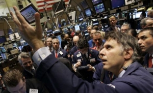 Trader Joseph Chirico, foreground right, gathers with colleagues at the post that trades Philip Morris International on the floor of the New York Stock Exchange, Tuesday, March 18, 2008.  Wall Street gave up some of its steep gains Tuesday while investors digested the Federal Reserve's decision to cut interest rates by three-quarters of a percentage point. Many investors had expected a cut of a full percentage point. (AP Photo/Richard Drew)